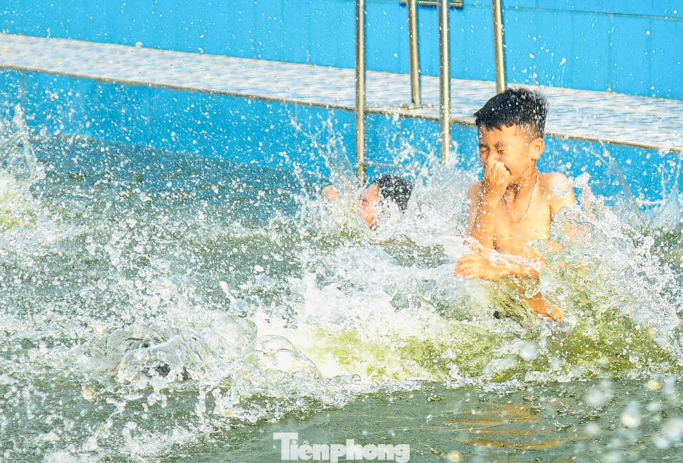 Ao bơi làng Hưng Giáo có diện tích 1.100m2, tổng kinh phí hoàn thiện 1,3 tỷ đồng, bắt đầu hoạt động từ ngày 30/4. Ao bơi làng Hưng Giáo có diện tích 1.100m2, tổng kinh phí hoàn thiện 1,3 tỷ đồng, bắt đầu hoạt động từ ngày 30/4.