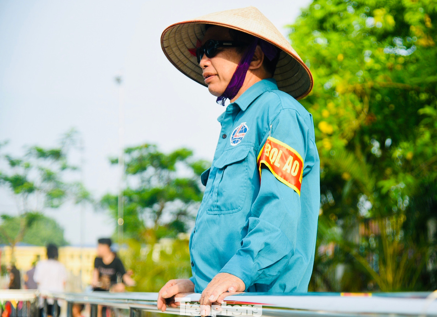 Mỗi buổi bơi đều có thành viên Ban Quản lý vận hành ao bơi làng Hưng Giáo trực, liên tục phát loa nhắc nhở các cháu bé bơi an toàn, đúng theo khung giờ quy định: Buổi sáng từ 7 đến 9 giờ; buổi chiều từ 16 giờ 30 đến 19 giờ để đảm bảo sức khoẻ. Mỗi buổi bơi đều có thành viên Ban Quản lý vận hành ao bơi làng Hưng Giáo trực, liên tục phát loa nhắc nhở các cháu bé bơi an toàn, đúng theo khung giờ quy định: Buổi sáng từ 7 đến 9 giờ; buổi chiều từ 16 giờ 30 đến 19 giờ để đảm bảo sức khoẻ.