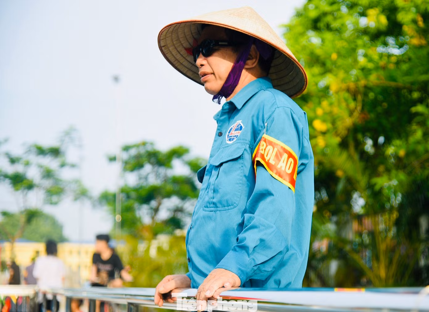 Mỗi buổi bơi đều có thành viên Ban Quản lý vận hành ao bơi làng Hưng Giáo trực, liên tục phát loa nhắc nhở các cháu bé bơi an toàn, đúng theo khung giờ quy định: Buổi sáng từ 7 đến 9 giờ; buổi chiều từ 16 giờ 30 đến 19 giờ để đảm bảo sức khoẻ. Mỗi buổi bơi đều có thành viên Ban Quản lý vận hành ao bơi làng Hưng Giáo trực, liên tục phát loa nhắc nhở các cháu bé bơi an toàn, đúng theo khung giờ quy định: Buổi sáng từ 7 đến 9 giờ; buổi chiều từ 16 giờ 30 đến 19 giờ để đảm bảo sức khoẻ.