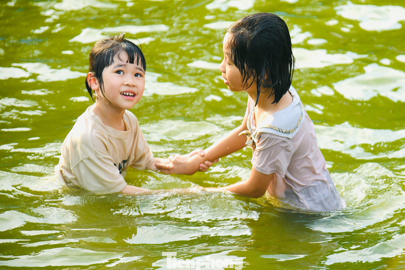 Trẻ em thích thú vùng vẫy trong làn nước mát, giải nhiệt ngày hè nóng bức. Trẻ em thích thú vùng vẫy trong làn nước mát, giải nhiệt ngày hè nóng bức.