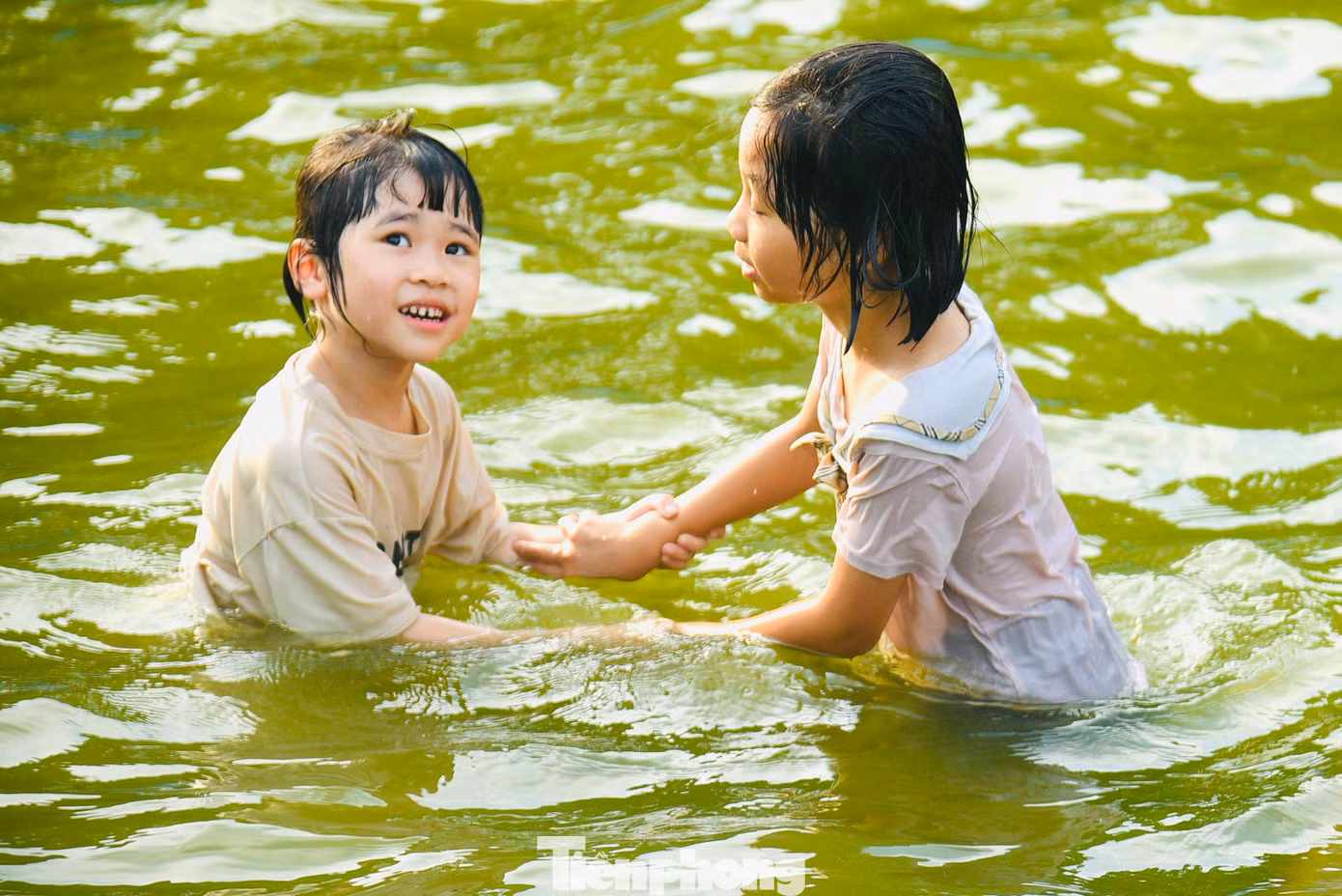 Trẻ em thích thú vùng vẫy trong làn nước mát, giải nhiệt ngày hè nóng bức. Trẻ em thích thú vùng vẫy trong làn nước mát, giải nhiệt ngày hè nóng bức.