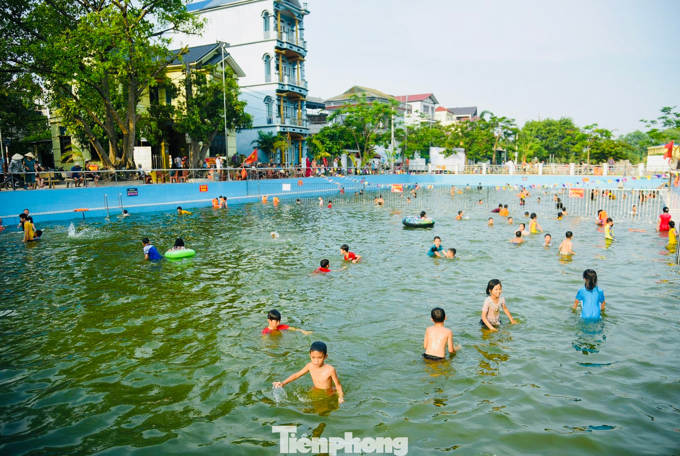 Cách đây hơn 3 năm, nhiều người trong làng bắt đầu ấp ủ ý tưởng kêu gọi ủng hộ, đóng góp được số tiền 1,3 tỷ đồng để cải tạo thành "bể bơi khổng lồ" miễn phí cho trẻ em tập bơi, tắm mát vào mùa hè oi bức. Cách đây hơn 3 năm, nhiều người trong làng bắt đầu ấp ủ ý tưởng kêu gọi ủng hộ, đóng góp được số tiền 1,3 tỷ đồng để cải tạo thành "bể bơi khổng lồ" miễn phí cho trẻ em tập bơi, tắm mát vào mùa hè oi bức.