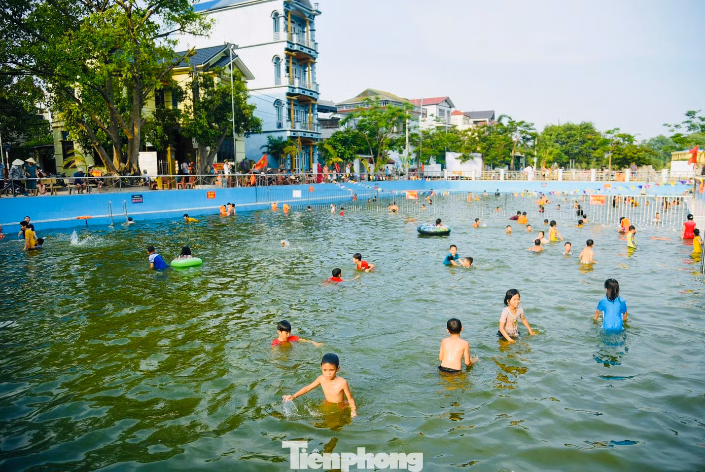 Cách đây hơn 3 năm, nhiều người trong làng bắt đầu ấp ủ ý tưởng kêu gọi ủng hộ, đóng góp được số tiền 1,3 tỷ đồng để cải tạo thành "bể bơi khổng lồ" miễn phí cho trẻ em tập bơi, tắm mát vào mùa hè oi bức. Cách đây hơn 3 năm, nhiều người trong làng bắt đầu ấp ủ ý tưởng kêu gọi ủng hộ, đóng góp được số tiền 1,3 tỷ đồng để cải tạo thành "bể bơi khổng lồ" miễn phí cho trẻ em tập bơi, tắm mát vào mùa hè oi bức.