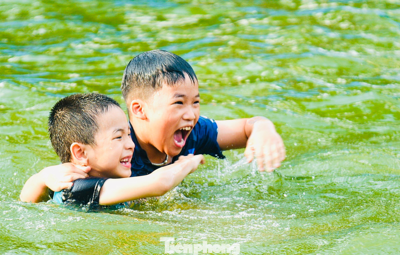 Nụ cười rạng rỡ của các em nhỏ được vùng vẫy trong làn nước mát. Nụ cười rạng rỡ của các em nhỏ được vùng vẫy trong làn nước mát.