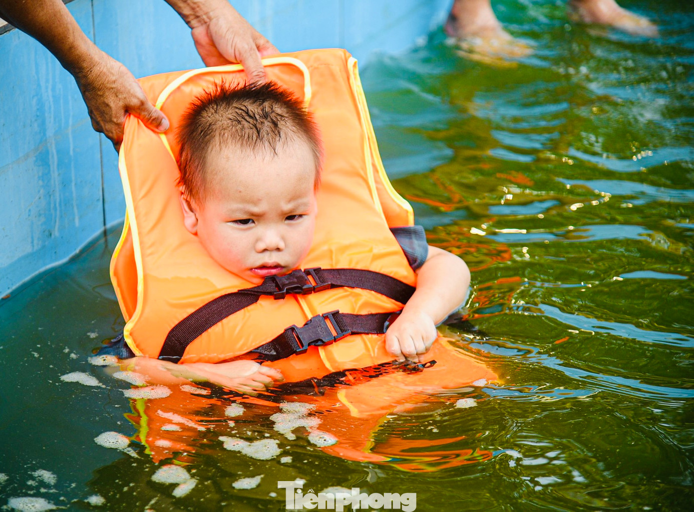 Các em nhỏ chưa biết bơi được trang bị áo phao cẩn thận. Các em nhỏ chưa biết bơi được trang bị áo phao cẩn thận.