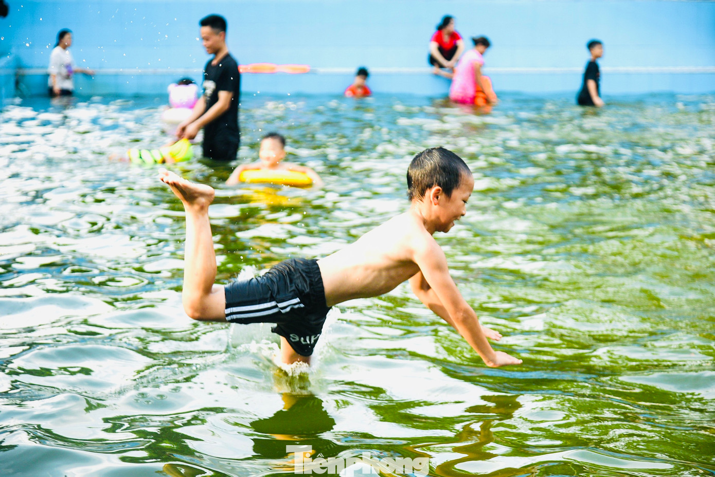 Những ngày nắng nóng oi bức vừa qua, mỗi ngày "bể bơi" này phục vụ miễn phí cho hàng trăm lượt khách. Những ngày nắng nóng oi bức vừa qua, mỗi ngày "bể bơi" này phục vụ miễn phí cho hàng trăm lượt khách.