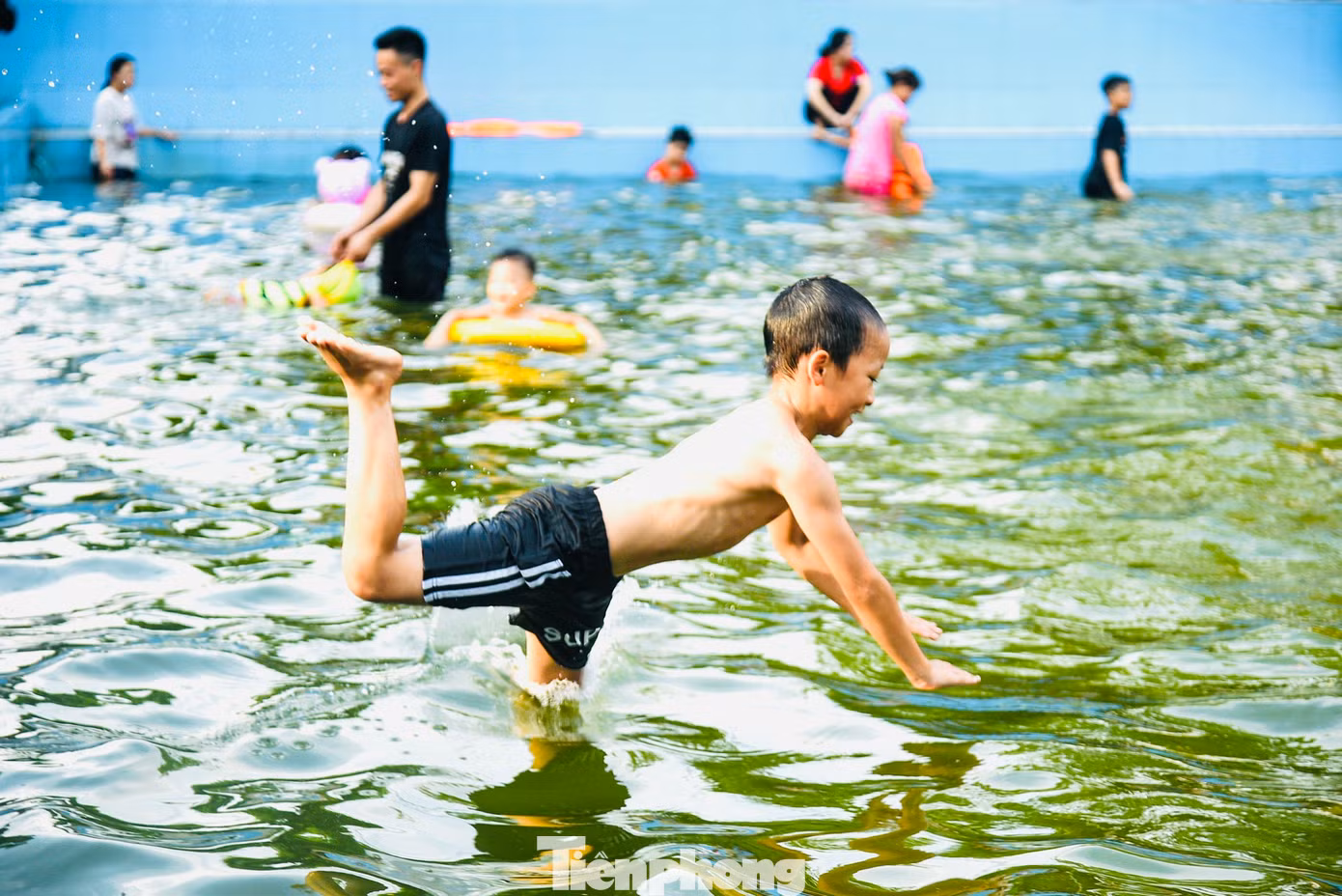 Những ngày nắng nóng oi bức vừa qua, mỗi ngày "bể bơi" này phục vụ miễn phí cho hàng trăm lượt khách. Những ngày nắng nóng oi bức vừa qua, mỗi ngày "bể bơi" này phục vụ miễn phí cho hàng trăm lượt khách.