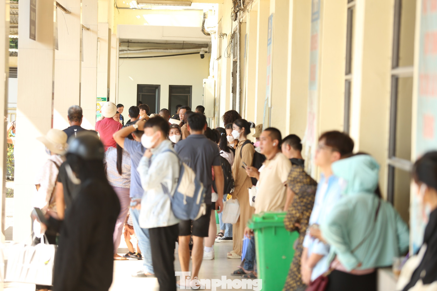 Thời tiết nắng gắt chiều nay khiến nhiều người dân tỏ ra mệt mỏi trong khi chờ xe xuất bến.