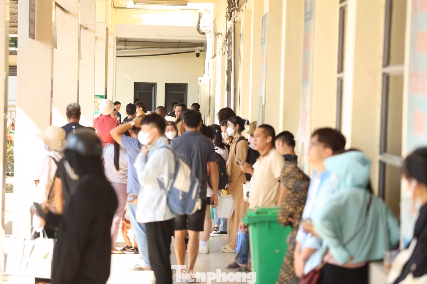 Thời tiết nắng gắt chiều nay khiến nhiều người dân tỏ ra mệt mỏi trong khi chờ xe xuất bến. Thời tiết nắng gắt chiều nay khiến nhiều người dân tỏ ra mệt mỏi trong khi chờ xe xuất bến.