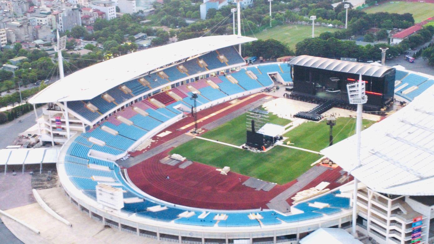 Sân khấu của hai đêm diễn đang được gấp rút hoàn thiện. Ảnh: Trọng Tài.