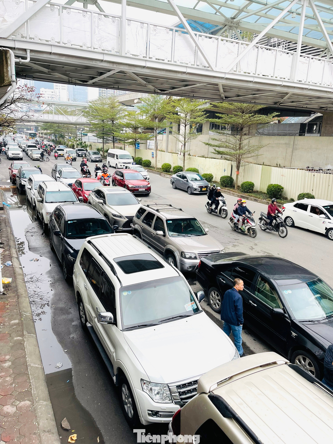 Sau khi hàng loạt các trung tâm đăng kiểm bị xử lý sai phạm, hiện việc đăng kiểm đang được siết chặt và trở nên khó khăn hơn đối với chủ phương tiện xe ô tô.