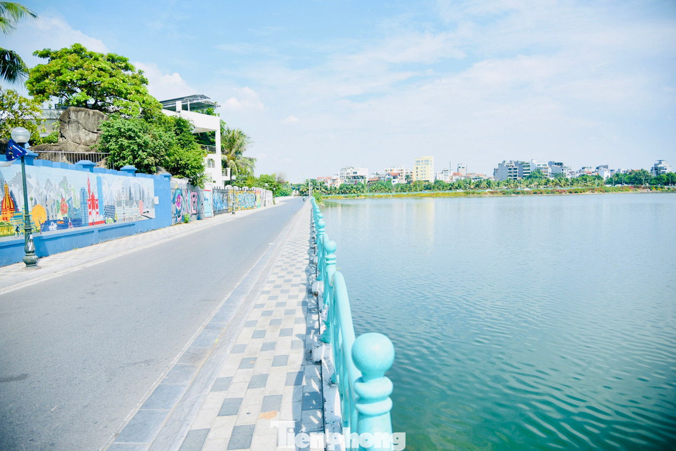 Hiện tại người dân và du khách giờ đây đã có thể chiêm ngưỡng trọn vẹn cảnh sắc hồ “vô cực”, mênh mông của Hồ Tây.