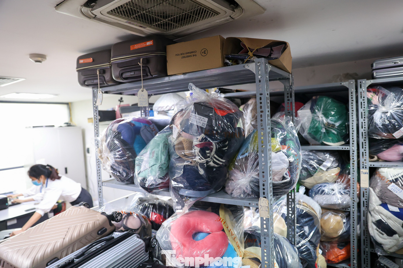 Phòng hành lý thất lạc luôn trong tình trạng chật kín đồ hành khách bỏ quên như thế này.
