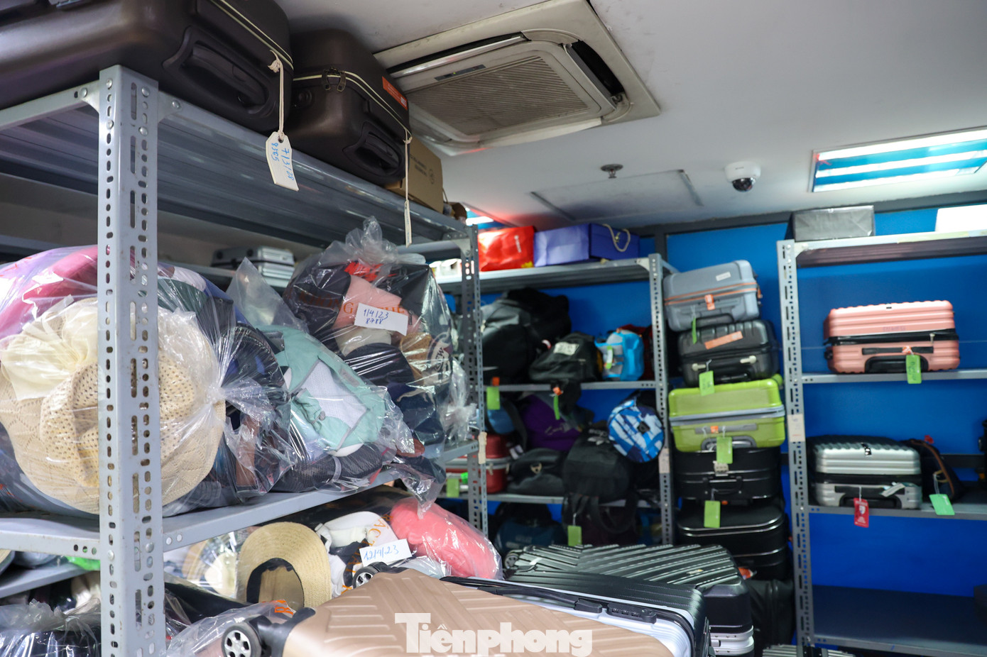 Phòng hành lý thất lạc là nơi tiếp nhận các hành lý, tài sản của hành khách bỏ quên tại nhà ga hành khách. Sau đó sẽ tổ chức mã hóa dữ liệu, đăng tải tại website: http://bags.noibaiairport.vn/ để khách hàng có thể tra cứu đồ thất lạc và trao trả lại cho chủ tài sản.