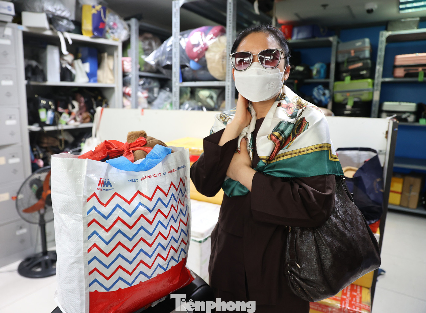 Chị Hồng (một hành khách) cho biết: "Mình quên hành lý ở sân bay, nhờ tra cứu thông tin biết hành lý mình đã được chuyển về kho nên rất yên tâm. Khi lên mình đưa CCCD, mô tả đúng chỗ để, hành lý mở ra đúng đồ nên được nhận lại ngay, thủ tục rất nhanh chóng".