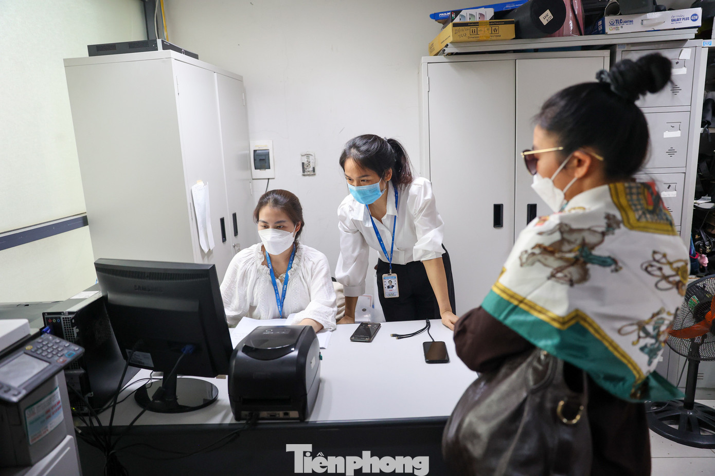 Nhân viên Phòng hành lý thất lạc kiểm tra nội dung phản ánh của một hành khách.