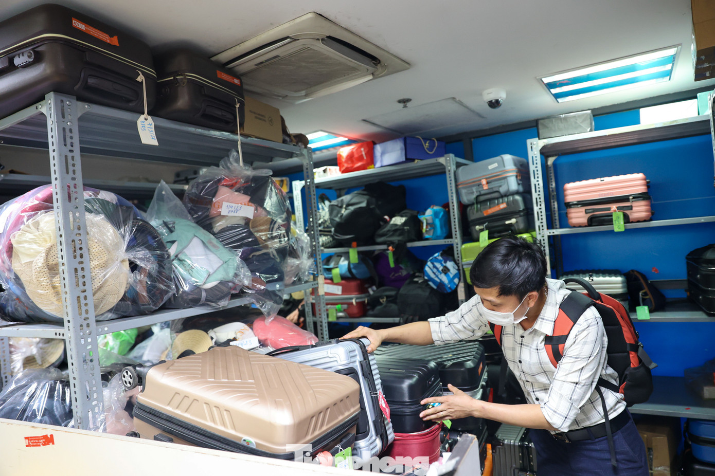 Khi đến nhận hành lý thất lạc hay bỏ quên, hành khách cần chuẩn bị giấy tờ và thông tin về chuyến bay, khu vực bỏ quên tài sản; giấy tờ, hình ảnh minh chứng là chủ sở hữu của tài sản cần tìm (hóa đơn, hình ảnh về tài sản, mô tả, các thông tin, thông số của tài sản…) và giấy tờ tùy thân.