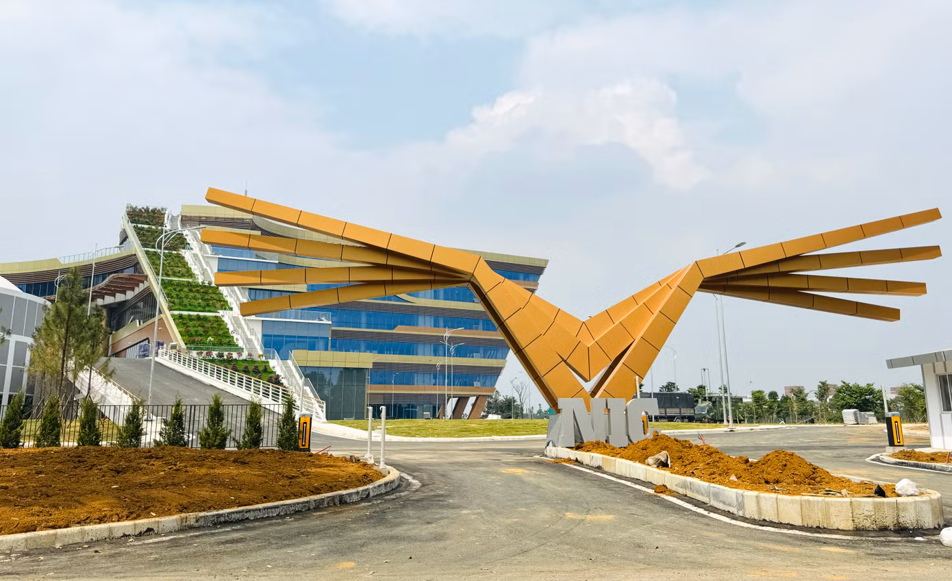 Cùng với lễ khai trương, Triển lãm quốc tế đổi mới sáng tạo Việt Nam năm 2023 sẽ được tổ chức từ ngày 28/10 - 1/11 tại NIC Hòa Lạc. Nhiều doanh nghiệp uy tín trong nước và quốc tế sẽ tham gia và góp mặt như SpaceX, SK, Samsung, Google, Meta, Signify, Intel, VISA, Viettel, FPT, VNPT...
