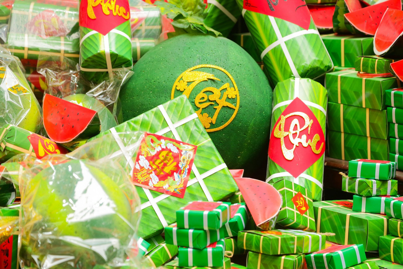 Theo một chủ cửa hàng trên phố Hàng Mã, các sản phẩm trang trí nhà cửa dịp Tết năm nay có giá bán tương đối ổn định và nhiều mẫu mã mới, đặc biệt là rồng, linh vật của năm 2024. Dây trang trí nhỏ có giá từ 10.000 - 20.000 đồng/dây; các đồng tiền vàng có chữ “Chúc mừng năm mới”, “Vạn sự như ý”… tùy kích cỡ lớn nhỏ mà có giá bán từ 120.000 - 250.000 đồng/sản phẩm...