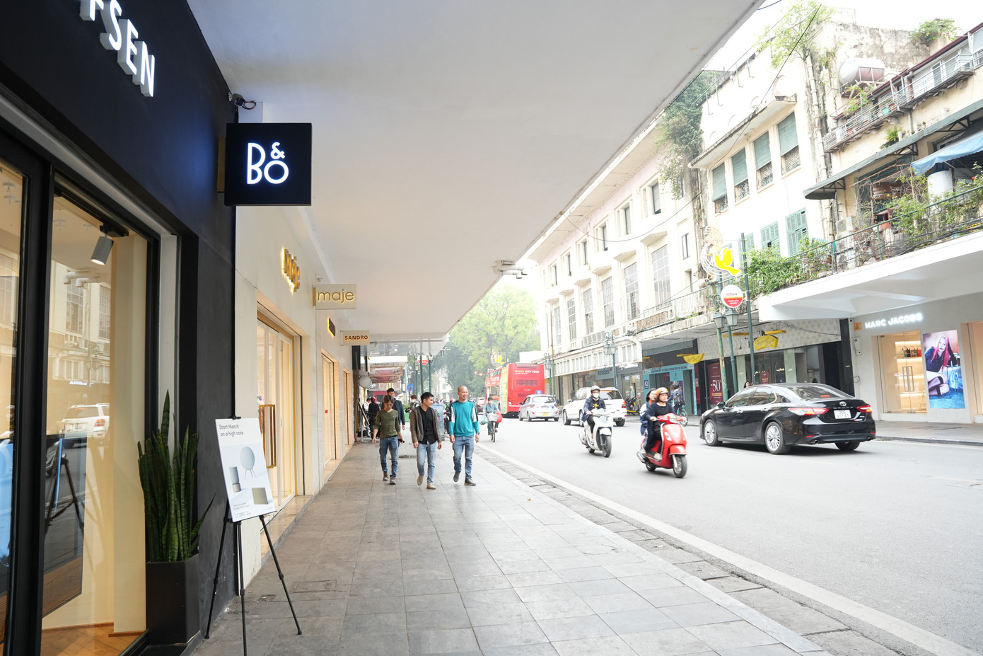 Các dãy phố được thiết kế có mái che vỉa hè ở hầu hết các công trình trên con phố Tràng Tiền giúp người đi bộ và du khách tránh được nắng, mưa.