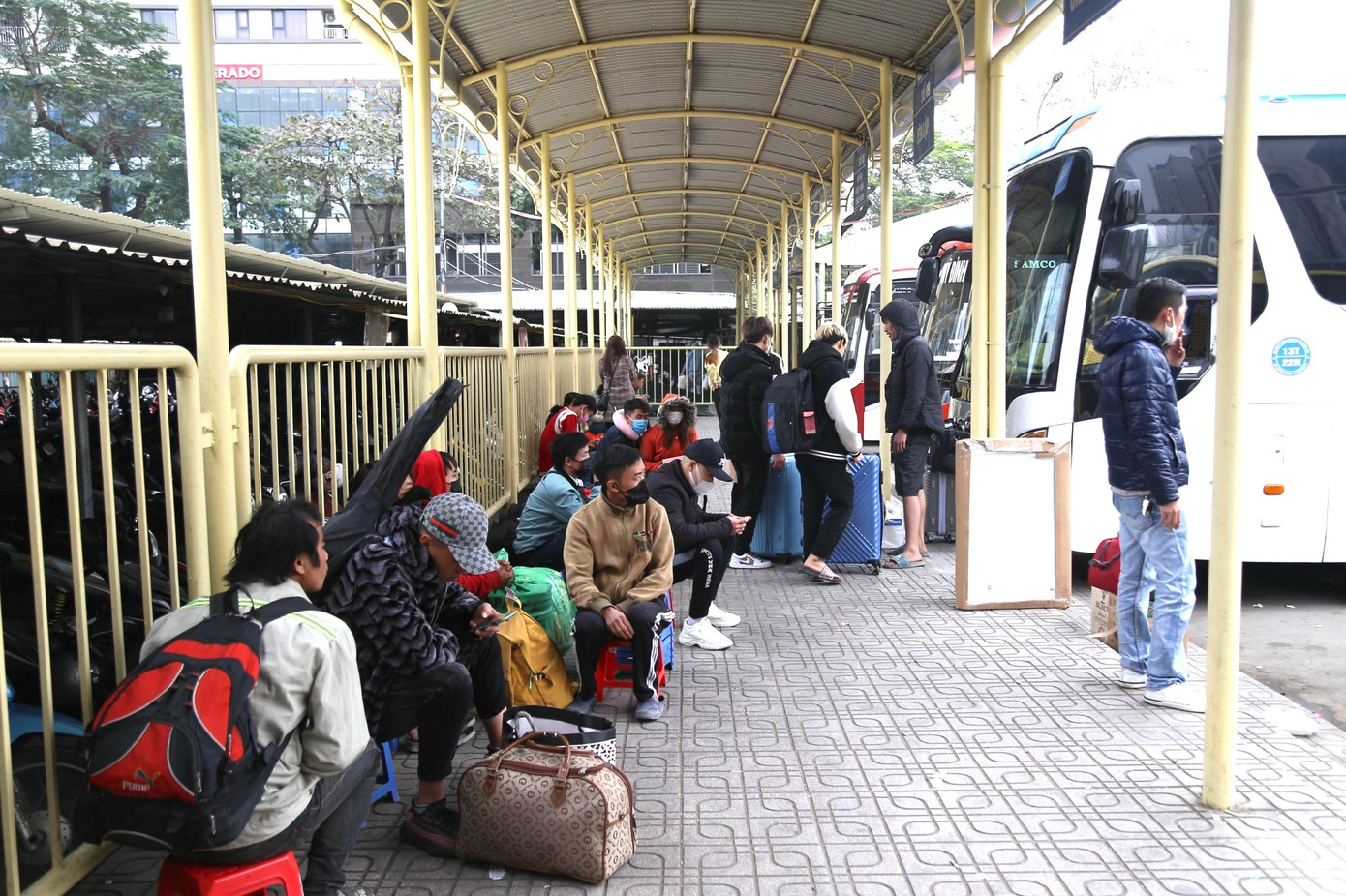 Trong ngày làm việc cuối cùng trước kỳ nghỉ Tết Nguyên đán, ghi nhận tại các bến xe ở Thủ đô, nhiều nơi đã hạ nhiệt.