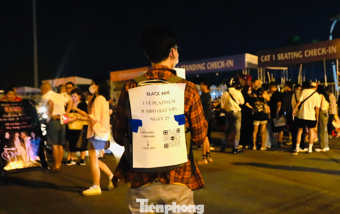 Cùng với việc đổi từ vé điện tử sang vòng tay để tham gia 2 đêm diễn concert, ghi nhận vào tối ngày 26/7 tại SVĐ Mỹ Đình, khá đông người đã giao bán chuyển nhượng lại vé thấp hơn giá gốc khá nhiều.