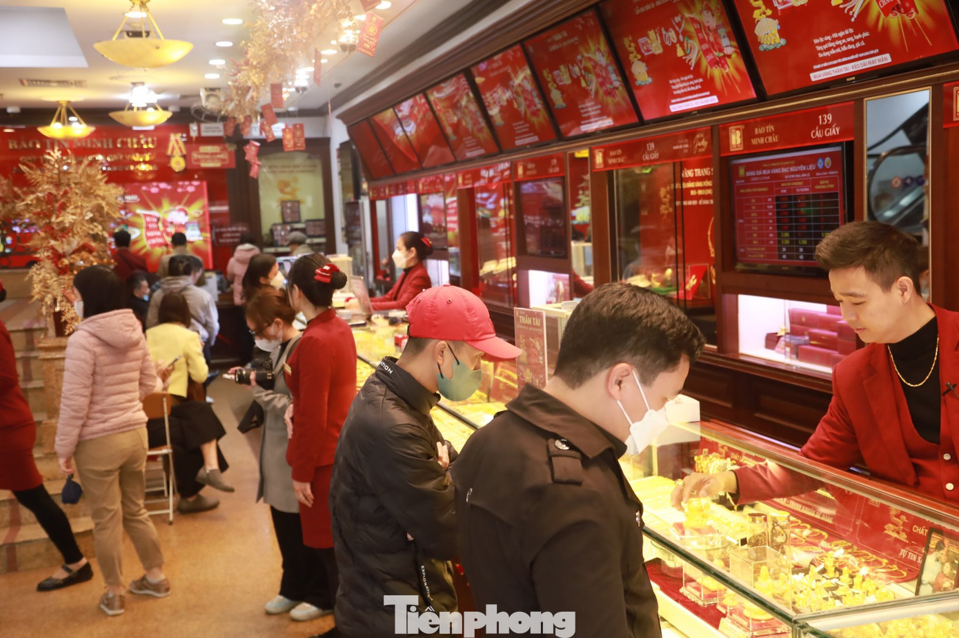 Mặc dù mai mới đến ngày vía Thần tài, nhưng nhiều người dân chọn đi mua trước để tránh đông đúc và không phải chen lấn.