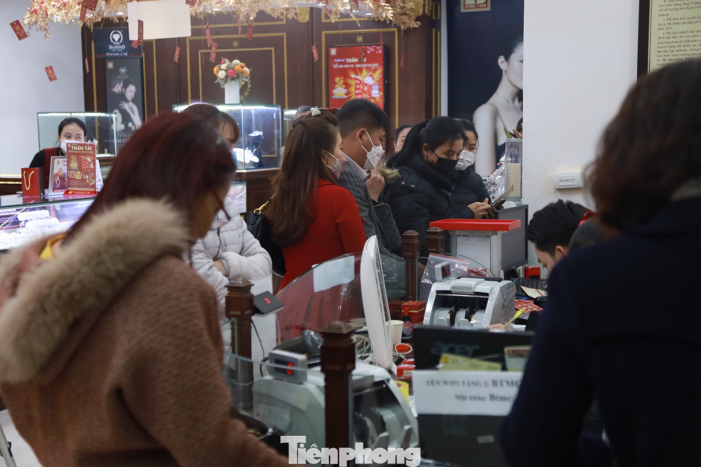 Theo ghi nhận của PV Tiền Phong, các sản phẩm vàng nhẫn tròn trơn và vàng miếng đang được mua nhiều nhất, ngoài ra tượng mèo vàng cũng được người dân quan tâm.