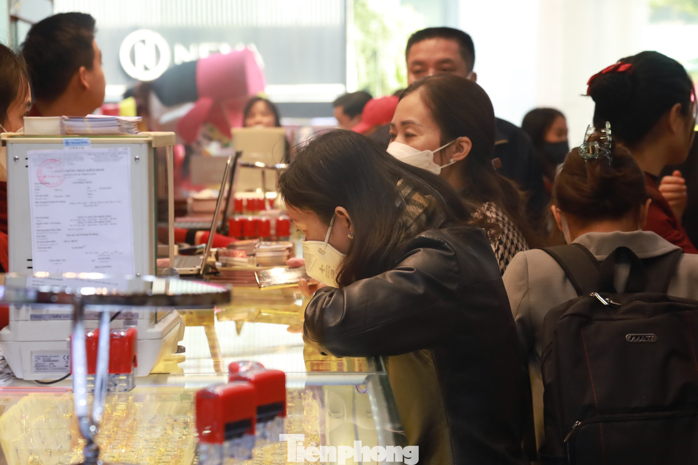 Ghi nhận tại nhiều cửa hàng vàng trên phố Cầu Giấy, Trần Nhân Tông, càng gần trưa lượng người đổ đến mua càng đông.