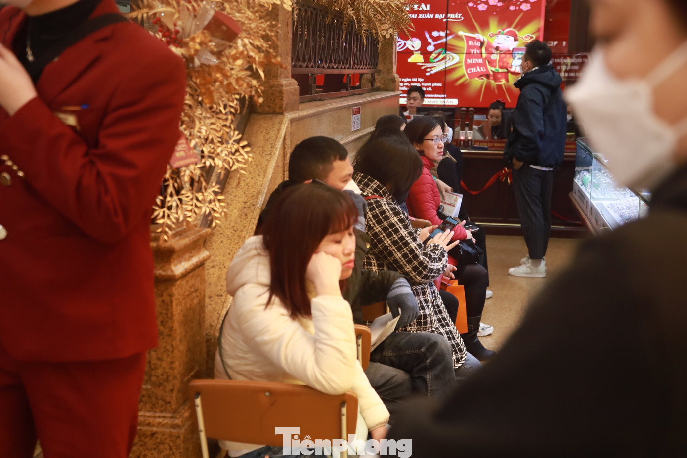Nhiều khách hàng tỏ ra mệt mỏi trong lúc chờ đợi và thanh toán.