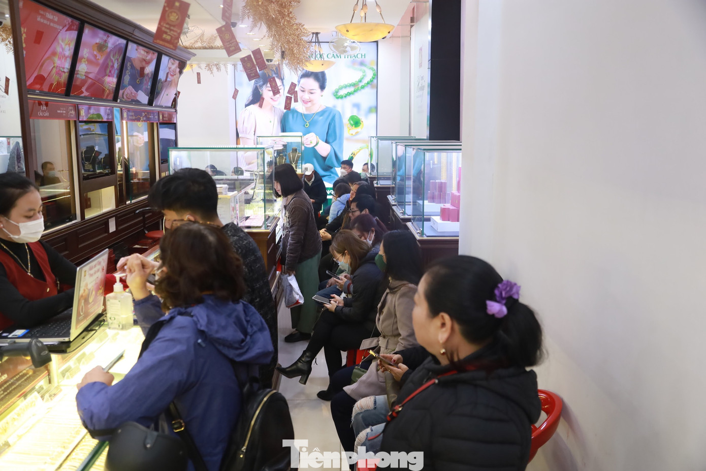 Tại các cửa hàng vàng của Công ty PNJ, Bảo Tín Minh Châu, Bảo Tín Mạnh Hải, khách mua vàng cũng đến từ sớm để chọn được những sản phẩm vàng ưng ý trước ngày vía Thần tài.