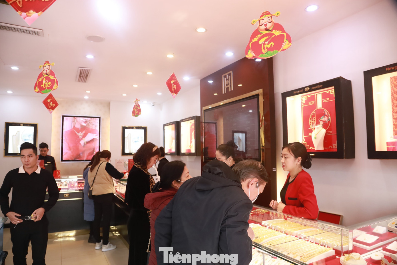 Giá vàng hôm nay giảm về gần 68 triệu đồng/lượng.