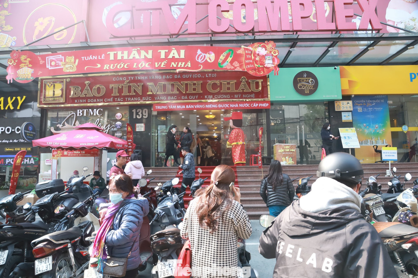 1 ngày trước ngày Vía Thần Tài Mùng 10 tháng Giêng, người dân lại tấp nập xếp hàng mua vàng và trang sức ở thương hiệu uy tín và nổi tiếng.