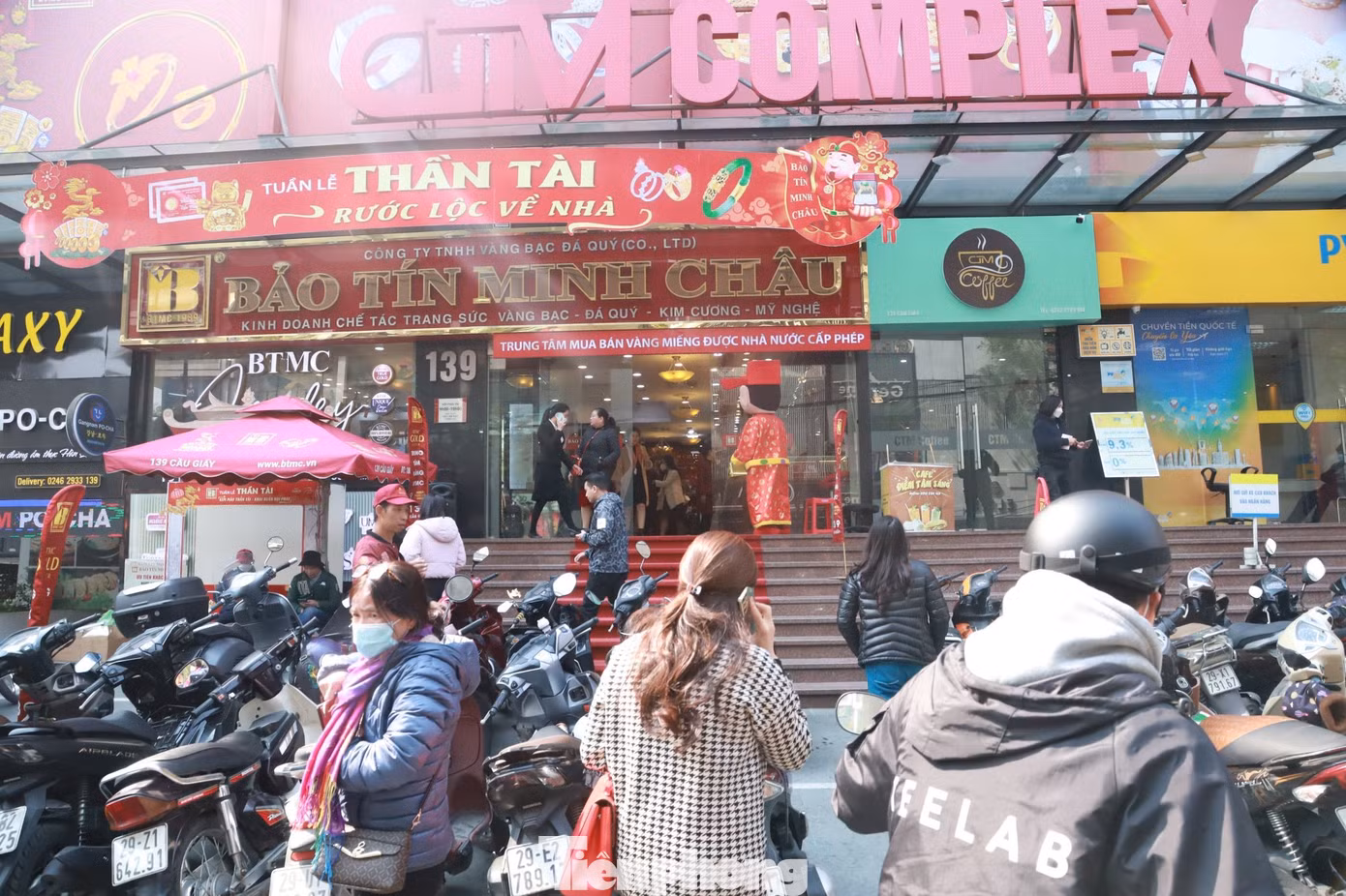 1 ngày trước ngày Vía Thần Tài Mùng 10 tháng Giêng, người dân lại tấp nập xếp hàng mua vàng và trang sức ở thương hiệu uy tín và nổi tiếng.