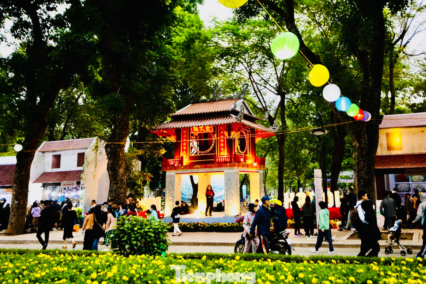 Hà Nội đang trong những ngày giá rét, buổi tối nhiệt độ xuống tới 17-18 độ C nhưng không làm chùn bước những người đam mê ẩm thực đến với lễ hội.