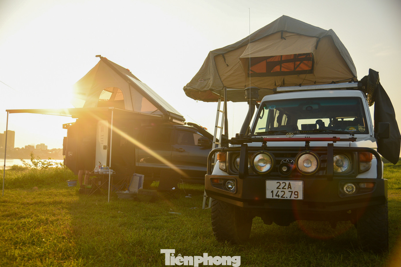 Du khách có thể mang theo lều trại, đồ camping hoặc thuê đồ ngay trong khu vực vườn nhãn này.