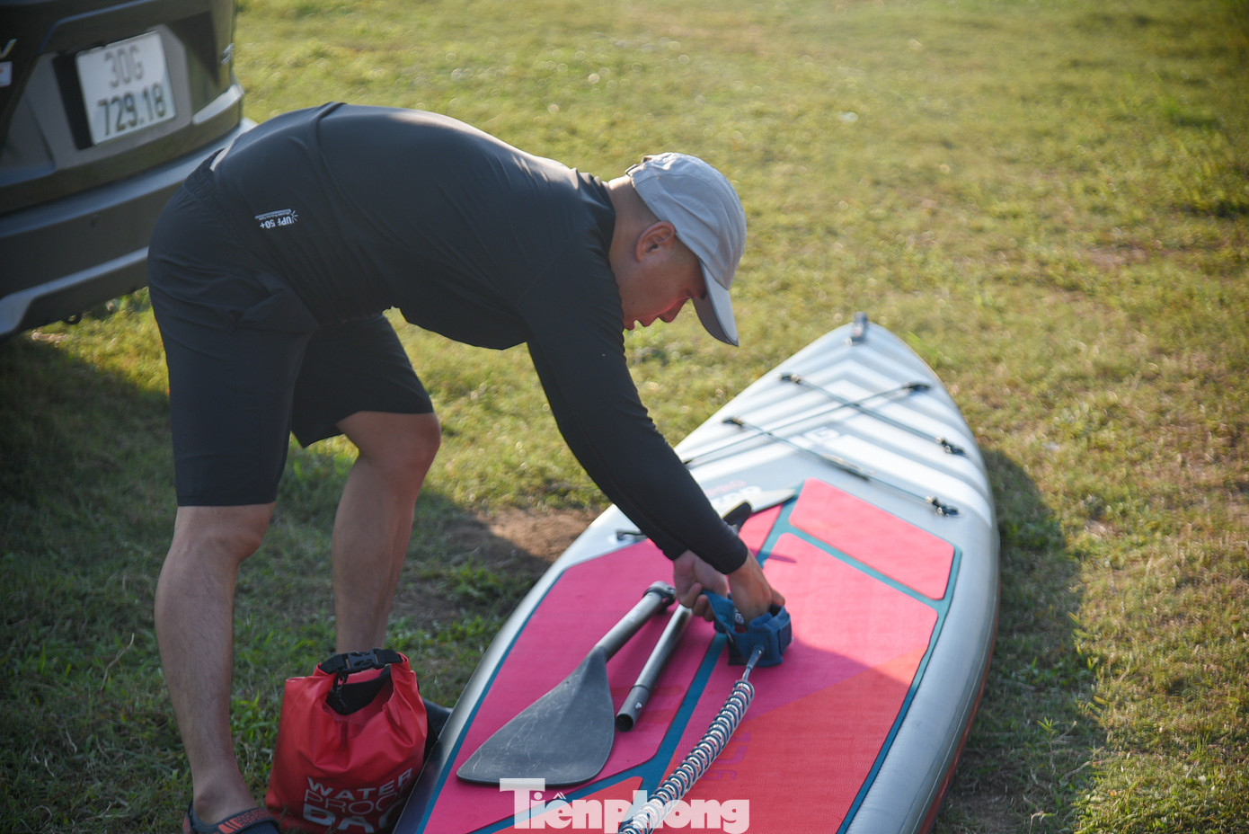 Du khách có thể mang theo lều trại, đồ camping hoặc thuê đồ ngay trong khu vực vườn nhãn này.