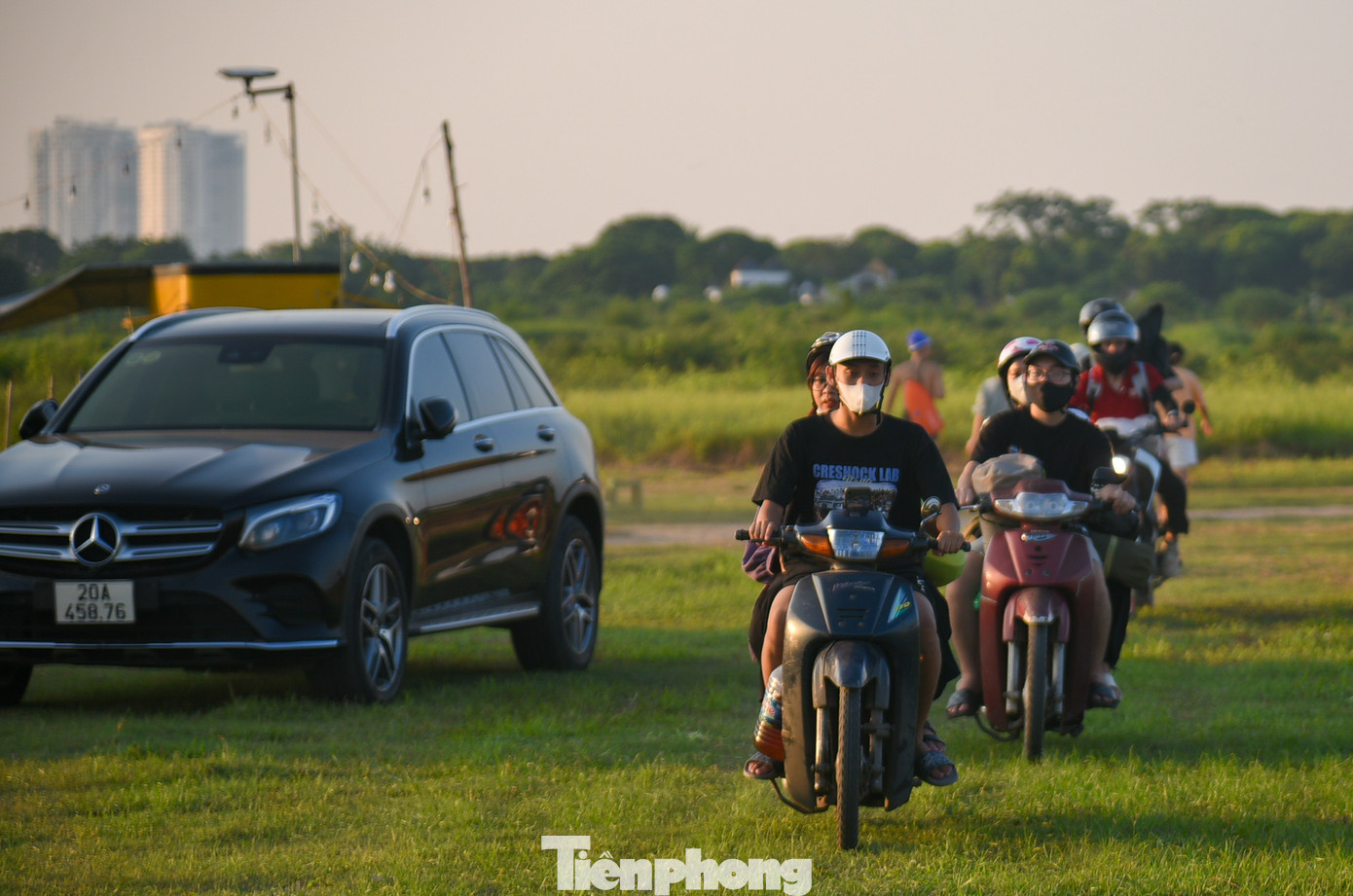 Ghi nhận của PV báo Tiền Phong, dịp nghỉ lễ này rất đông du khách đã đổ về khu vực dã ngoại dưới chân cầu Vĩnh Tuy để cắm trại, tham gia các hoạt động ngoài trời, chụp ảnh...