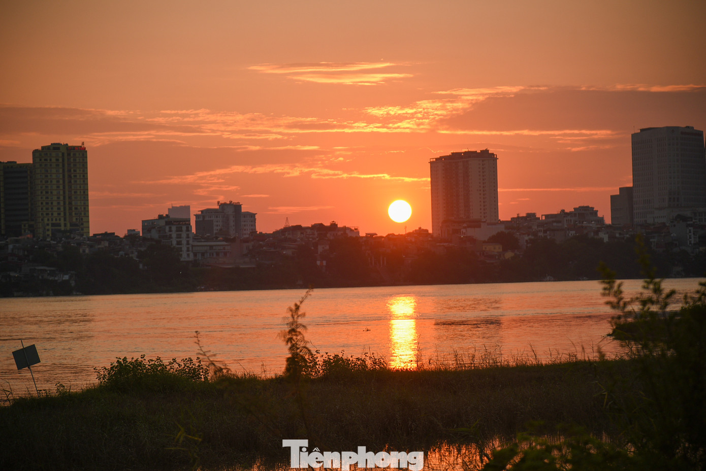 Điểm cắm trại nơi đây còn là địa điểm "săn hoàng hôn" tuyệt đẹp với các bạn trẻ.