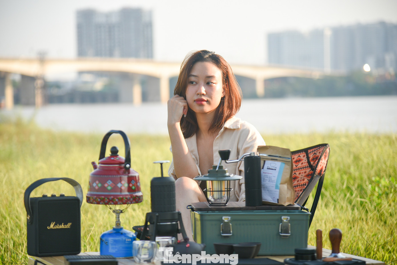 "Tranh thủ ngày nghỉ lễ đang thời tiết mùa thu tuyệt đẹp, chúng mình đã tới khu vực này dã ngoại, ngồi thưởng thức cà phê và tổ chức tiệc nướng ngoài trời", bạn Vân Anh (phố Nguyễn Lương Bằng, Đống Đa) chia sẻ.