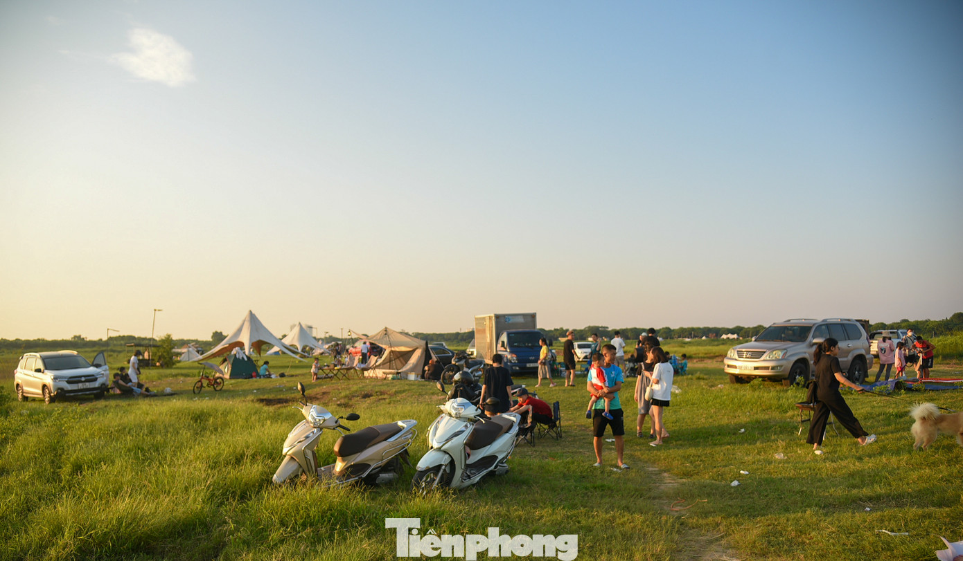 Khu vực chân cầu Vĩnh Tuy với bãi cỏ rộng, thoáng mát, tầm nhìn hướng ra sông rộng lớn không bị khuất tầm nhìn nên vào những ngày thời tiết đẹp thường thu hút đông du khách.