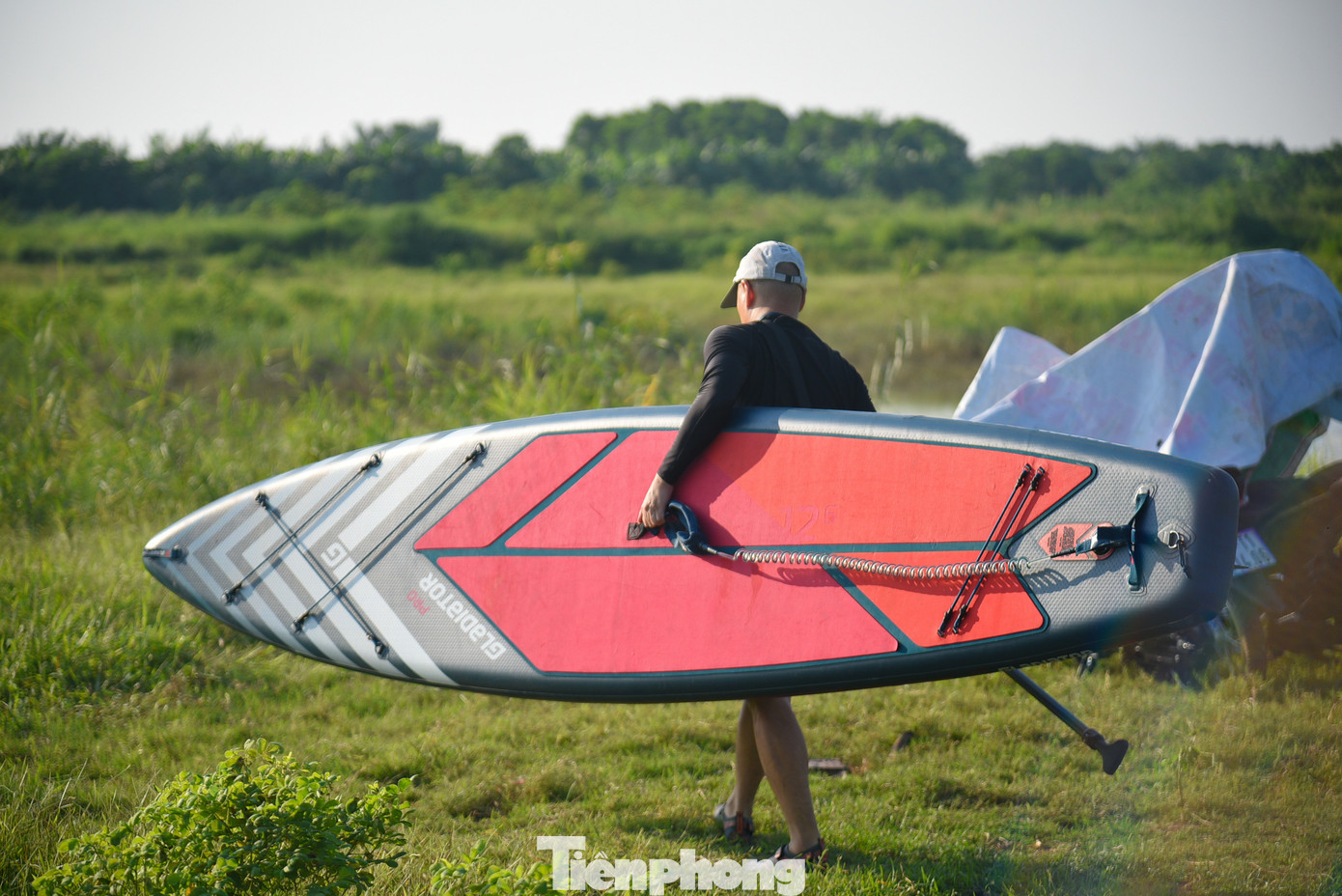 Du khách có thể mang theo lều trại, đồ camping hoặc thuê đồ ngay trong khu vực vườn nhãn này.