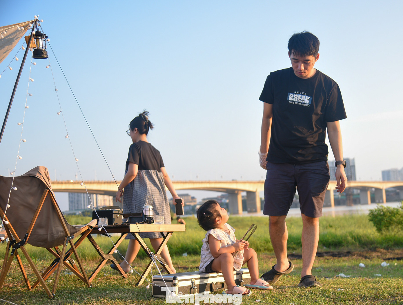 Nhiều gia đình đưa con nhỏ đến đây vui chơi, cùng tham gia các hoạt động ngoài trời.