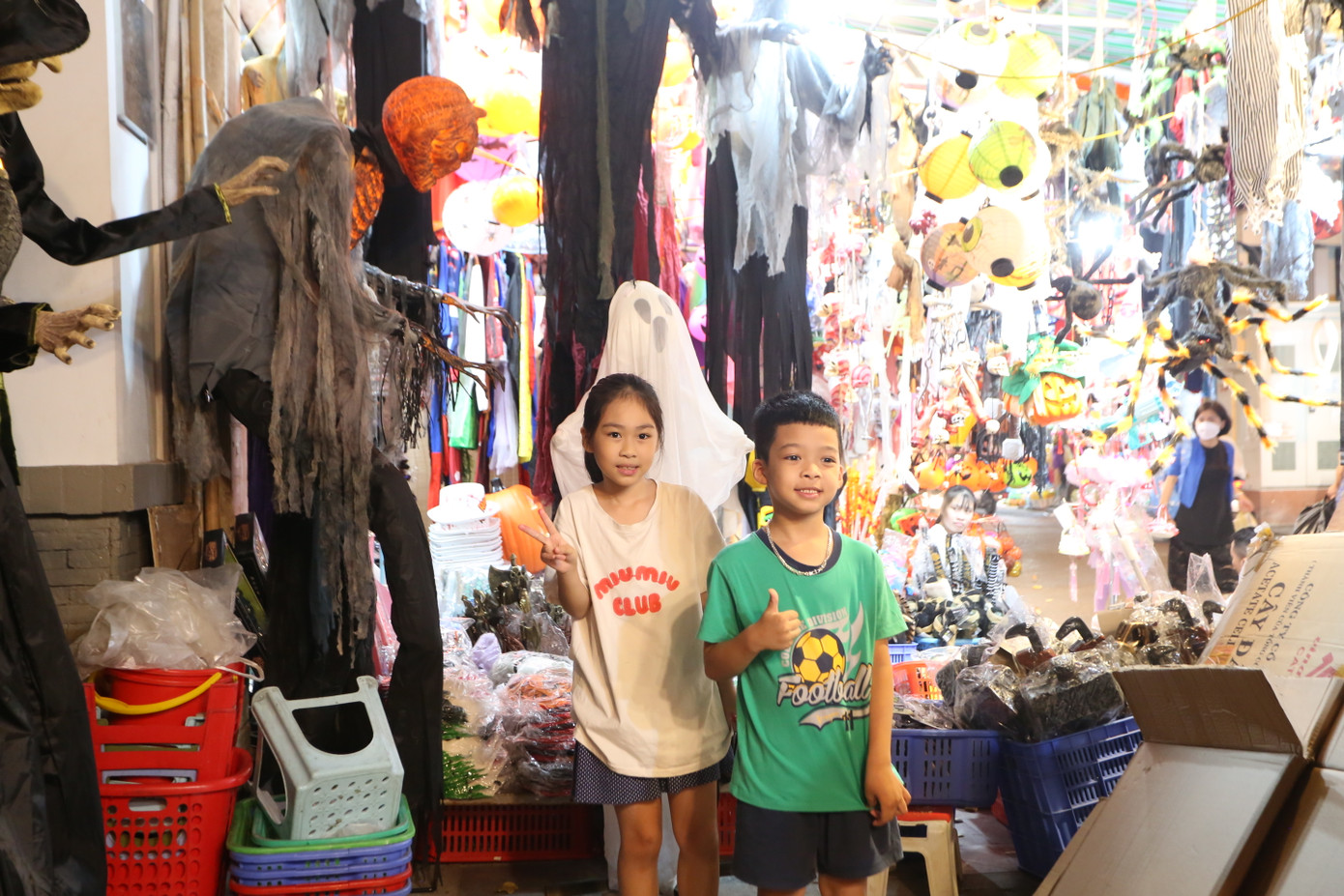 Các bé thích nhất mặt nạ, đèn bí ngô và những chiếc áo choàng mũ phù thủy.