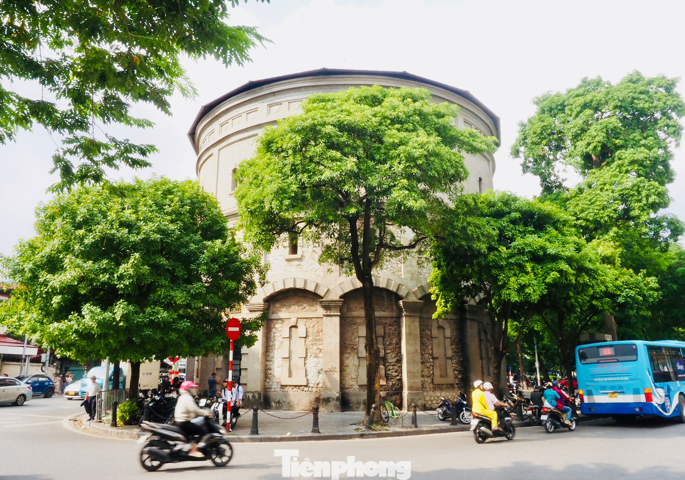 Tháp nước Hàng Đậu có hình trụ tròn, đường kính 19 m, cao 3 tầng, mái có hình chóp nón, ở giữa là cột thu lôi. Tháp có đài nước khổng lồ bằng thép dung tích 1.250 m3, yên vị trên đỉnh 8 bức tường đá. Hiện tại một số vị trí bị người dân thiếu ý thức vẽ, bôi bẩn lên công trình có ý nghĩa lịch sử này.