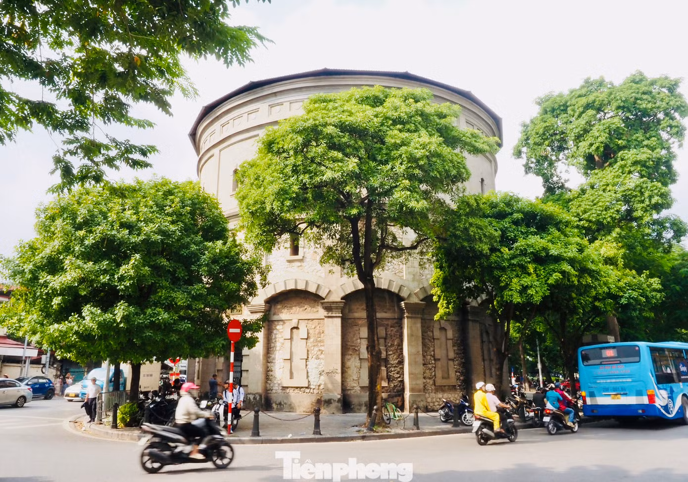 Tháp nước Hàng Đậu có hình trụ tròn, đường kính 19 m, cao 3 tầng, mái có hình chóp nón, ở giữa là cột thu lôi. Tháp có đài nước khổng lồ bằng thép dung tích 1.250 m3, yên vị trên đỉnh 8 bức tường đá. Hiện tại một số vị trí bị người dân thiếu ý thức vẽ, bôi bẩn lên công trình có ý nghĩa lịch sử này. Tháp nước Hàng Đậu có hình trụ tròn, đường kính 19 m, cao 3 tầng, mái có hình chóp nón, ở giữa là cột thu lôi. Tháp có đài nước khổng lồ bằng thép dung tích 1.250 m3, yên vị trên đỉnh 8 bức tường đá. Hiện tại một số vị trí bị người dân thiếu ý thức vẽ, bôi bẩn lên công trình có ý nghĩa lịch sử này.