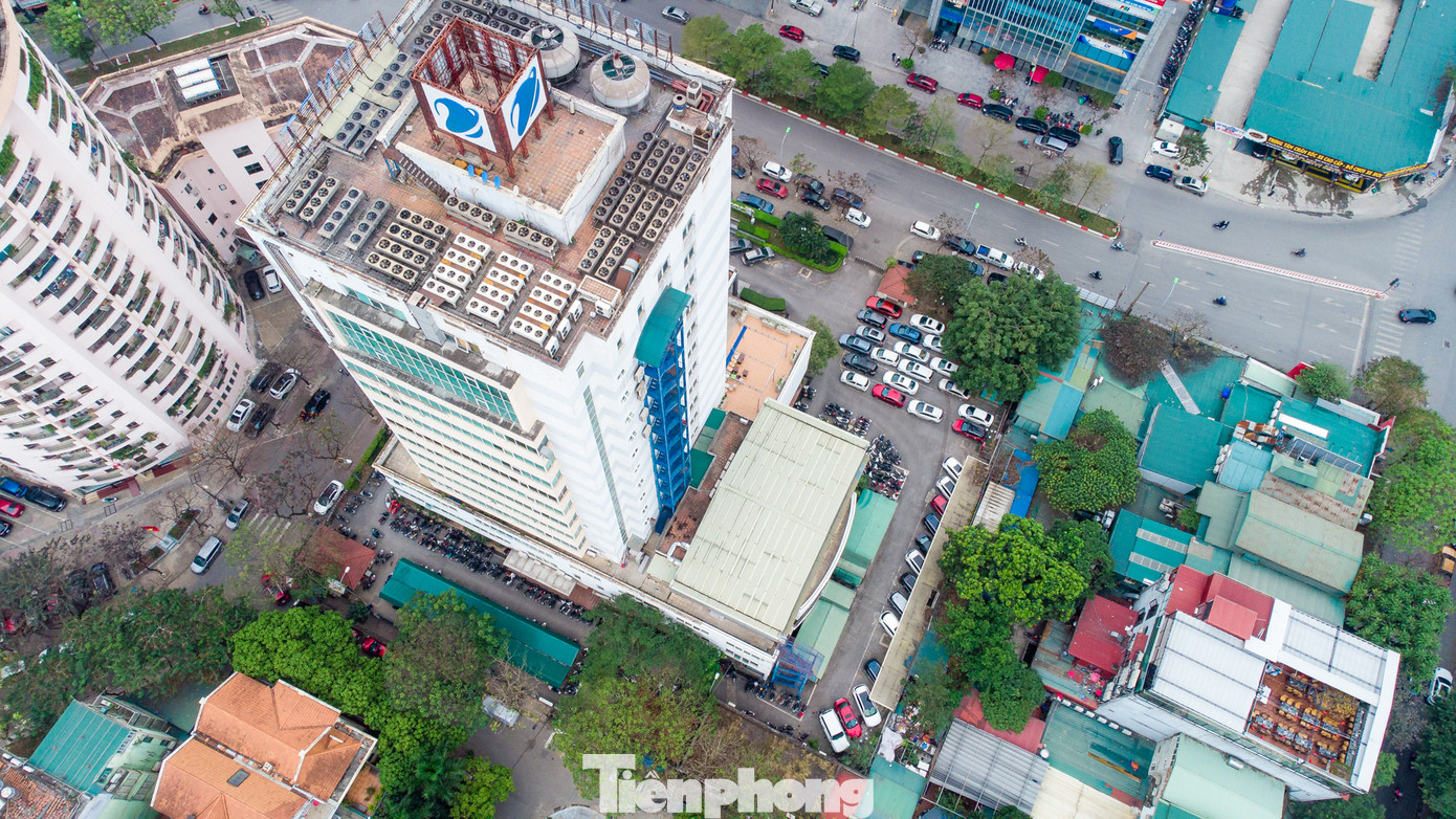 Diện tích "đất vàng" bị thu hồi tại làng quốc tế Thăng Long được giao cho Tổng Công ty Hạ tầng mạng - Tập đoàn Bưu chính Viễn thông Việt Nam, tiếp tục sử dụng làm Trung tâm Kỹ thuật và quản lý mạng truyền số liệu quốc gia VNN.