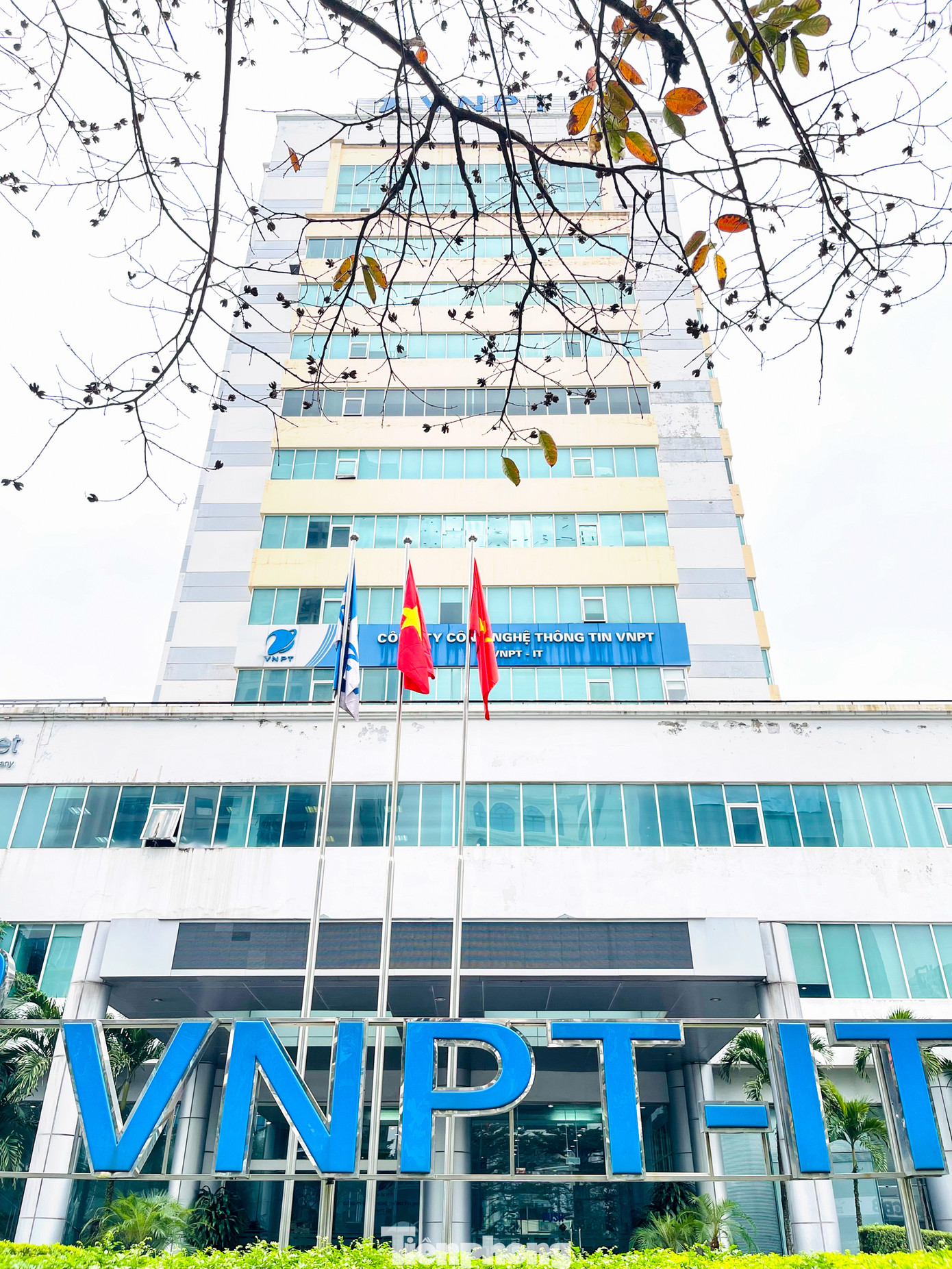 Khu đất bị thu hồi do Công ty Điện toán và Truyền số liệu - VDC đang quản lý sử dụng (Giấy chứng nhận quyền sử dụng đất số AĐ493843 do UBND TP Hà Nội cấp ngày 8/12/2006). Địa chỉ hiện nay là nhà Internet, lô 2A, làng quốc tế Thăng Long, phường Dịch Vọng, quận Cầu Giấy, TP Hà Nội.