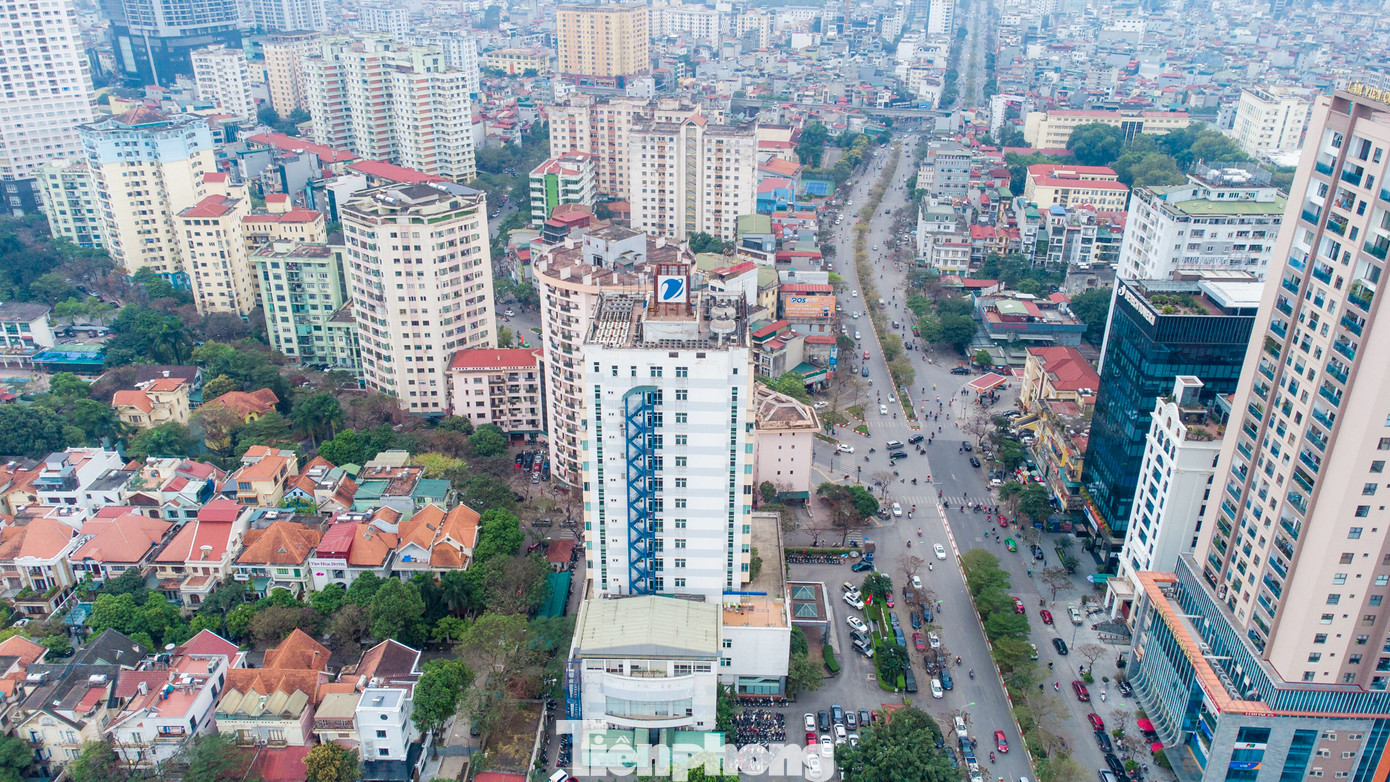 UBND TP Hà Nội mới ký Quyết định 817/QĐ-UBND về việc thu hồi hơn 5.000m2 đất tại Làng quốc tế Thăng Long (phường Dịch Vọng, quận Cầu Giấy), do Công ty Điện toán và Truyền số liệu - VDC đang quản lý sử dụng.