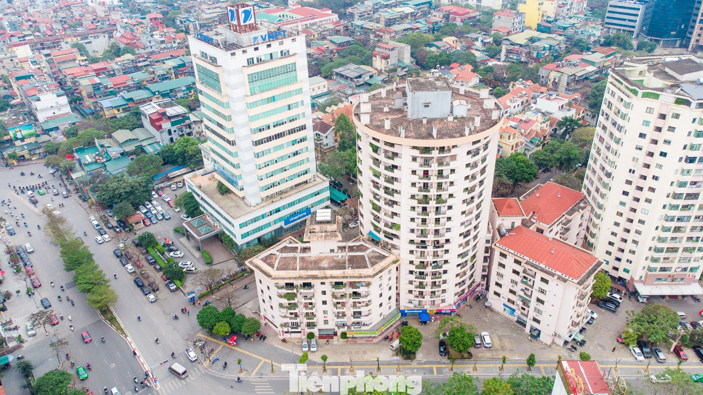 UBND quận Cầu Giấy và UBND phường Dịch Vọng được giao thường xuyên kiểm tra việc sử dụng đất của Tổng Công ty Hạ tầng mạng - Tập đoàn Bưu chính Viễn thông Việt Nam, kịp thời phát hiện và xử lý vi phạm theo thẩm quyền, báo cáo UBND thành phố Hà Nội theo quy định.